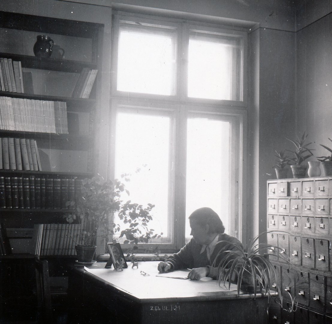 Katedra Etnografii UŁ, ul. Uniwersytecka 3, lata 50., fotografia ze zbiorów Etnograficznego Archiwum im. Bronisławy Kopczyńskiej-Jaworskiej w Łodzi, na zdjęciu Kazimiera Zawistowicz-Adamska. Katedra Etnografii UŁ, ul. Uniwersytecka 3, lata 50., fotografia ze zbiorów Etnograficznego Archiwum im. Bronisławy Kopczyńskiej-Jaworskiej w Łodzi, na zdjęciu Kazimiera Zawistowicz-Adamska