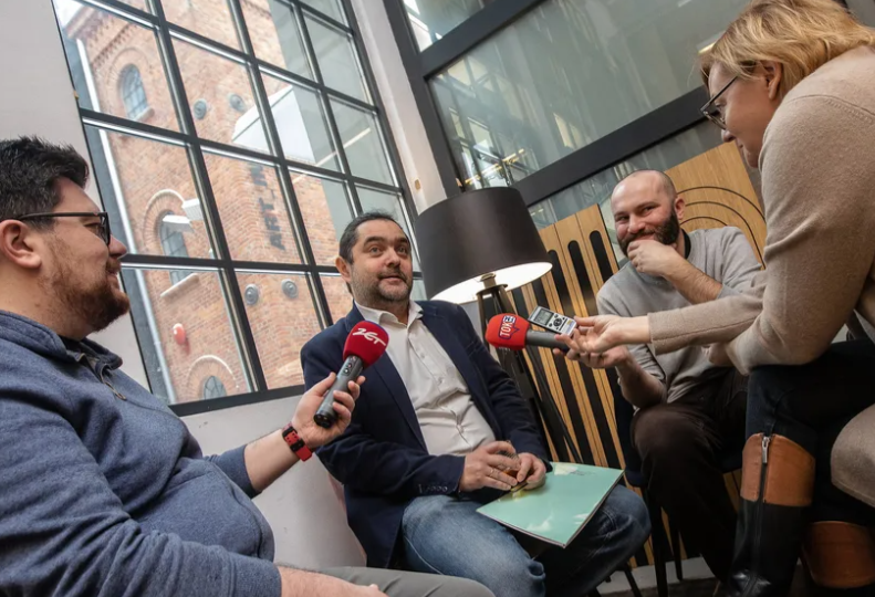 Autor artykułu dr Damian Kasprzyk opowiada dziennikarzom o zwyczajach świątecznych dr Damian Kasprzyk udziela wywiadu dziennikarzom